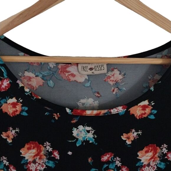 Women's floral t-shirt Free kisses tee shirt size XL - Picture 2 of 4